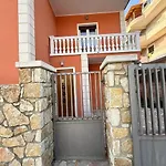 Villa Joli - 3 X Spacious Houses With Yard & Parking In Central Vlore Дом отдыха *