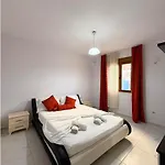 Дом отдыха Villa Joli - 3 X Spacious Houses With Yard & Parking In Central Vlore Влёра