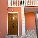 Villa Joli - 3 X Spacious Houses With Yard & Parking In Central Vlore Дом отдыха