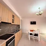 Villa Joli - 3 X Spacious Houses With Yard & Parking In Central Vlore * Влёра