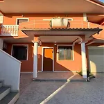 Villa Joli - 3 X Spacious Houses With Yard & Parking In Central Vlore Дом отдыха