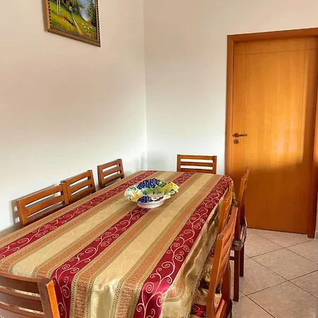 Joli - Spacious With Yard & Parking In * Vlorë