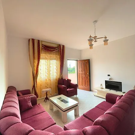 Joli - Spacious With Yard & Parking In Prázdninový dům *