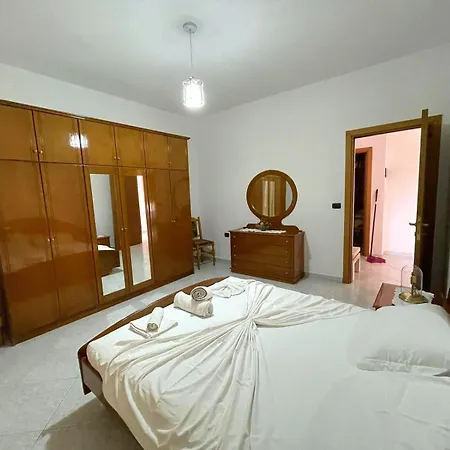 Joli - Spacious With Yard & Parking In Prázdninový dům Vlorë