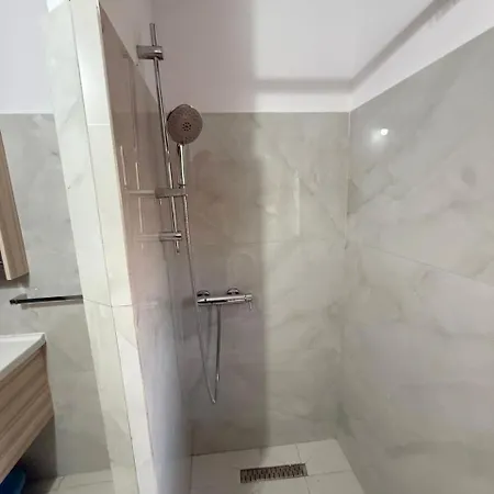 Joli - Spacious With Yard & Parking In