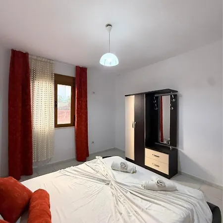Joli - Spacious With Yard & Parking In 度假居