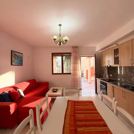 Joli - Spacious With Yard & Parking In Prázdninový dům *