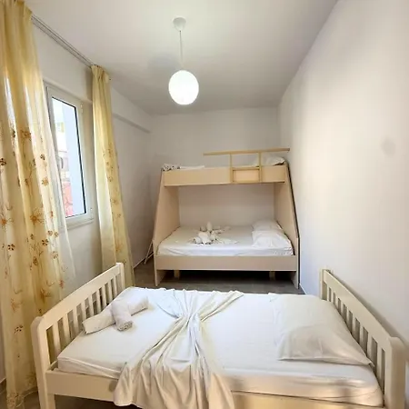 Prázdninový dům Joli - Spacious With Yard & Parking In *