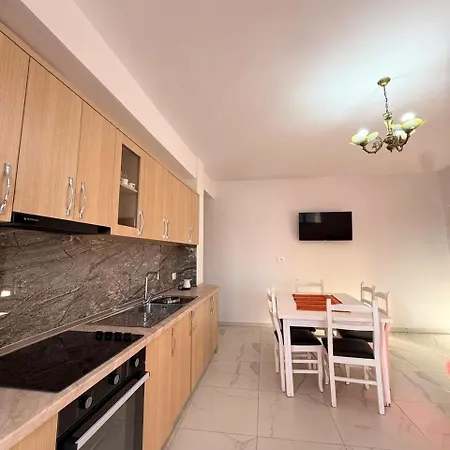 Joli - Spacious With Yard & Parking In * Vlorë
