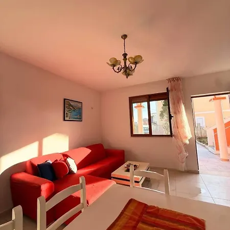 Joli - Spacious With Yard & Parking In