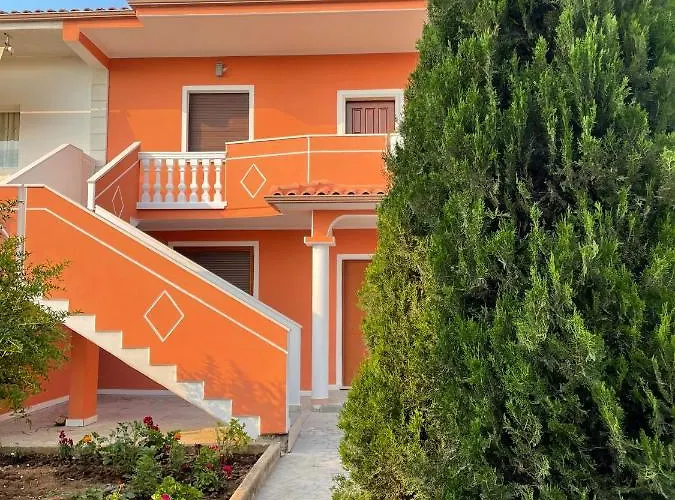 Villa Joli - 3 X Spacious Houses With Yard & Parking In Central Vlore