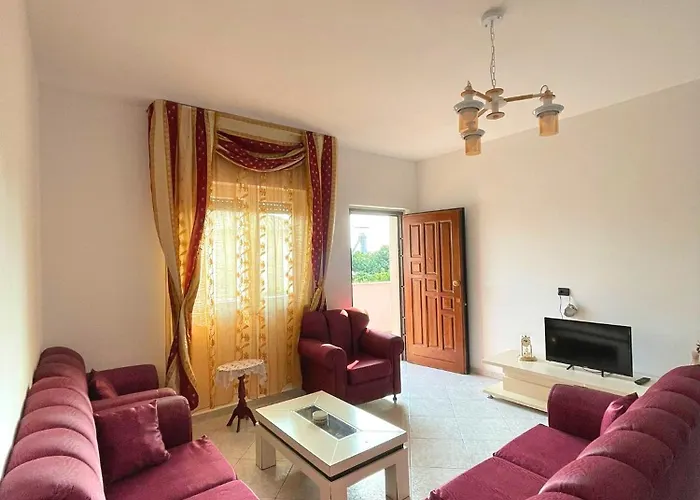 Villa Joli - 3 X Spacious Houses With Yard & Parking In Central Vlore Casa vacanze *