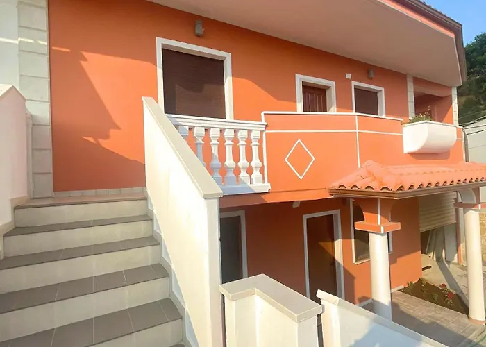 Villa Joli - 3 X Spacious Houses With Yard & Parking In Central Vlore Casa vacanze