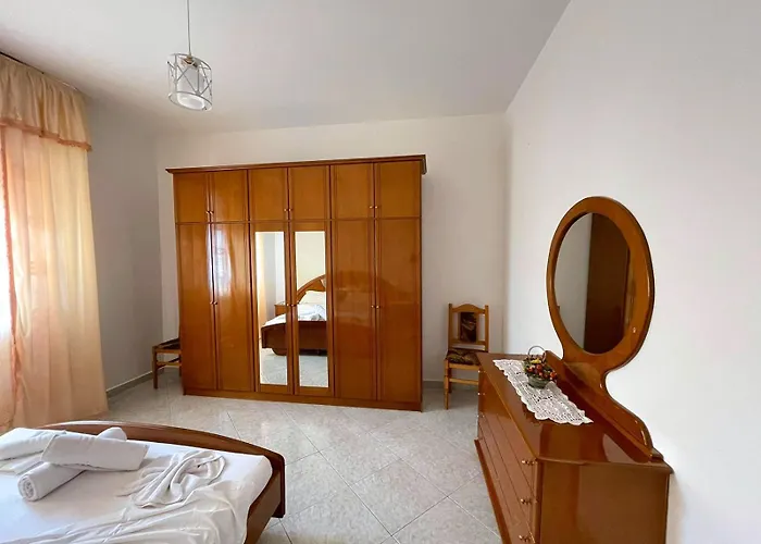Villa Joli - 3 X Spacious Houses With Yard & Parking In Central Vlore * Vlorë