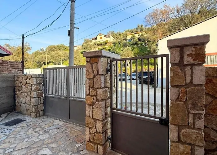 Villa Joli - 3 X Spacious Houses With Yard & Parking In Central Vlore * Vlorë