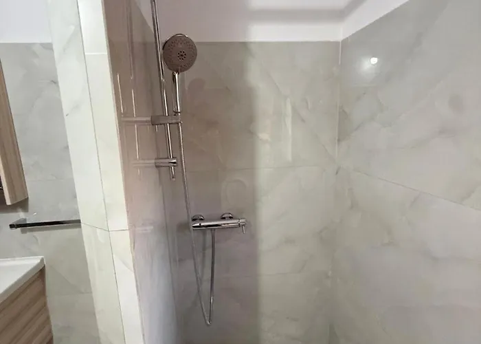 Villa Joli - 3 X Spacious Houses With Yard & Parking In Central Vlore
