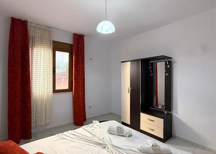 Villa Joli - 3 X Spacious Houses With Yard & Parking In Central Vlore Casa vacanze