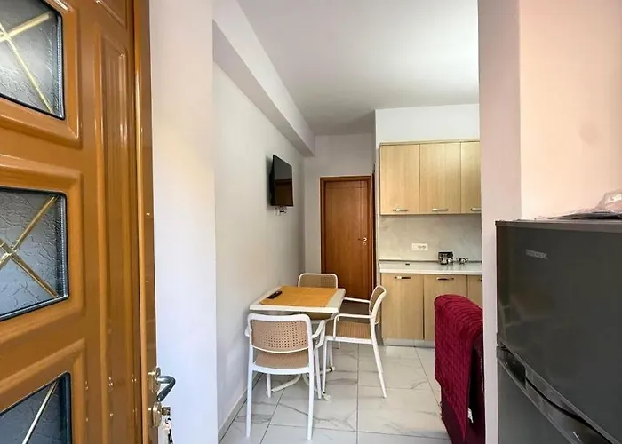 Casa vacanze Villa Joli - 3 X Spacious Houses With Yard & Parking In Central Vlore