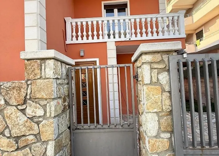 Villa Joli - 3 X Spacious Houses With Yard & Parking In Central Vlore Casa vacanze *