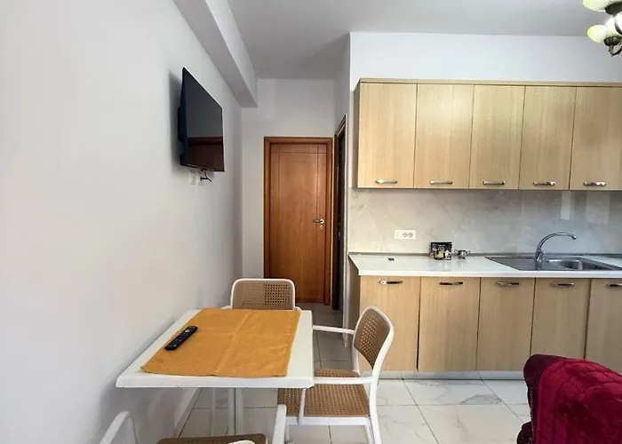 Villa Joli - 3 X Spacious Houses With Yard & Parking In Central Vlore Casa vacanze Vlorë