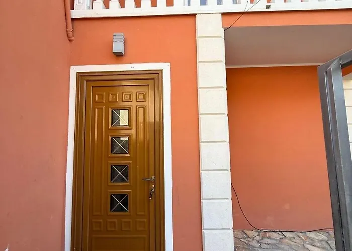 Villa Joli - 3 X Spacious Houses With Yard & Parking In Central Vlore Casa vacanze
