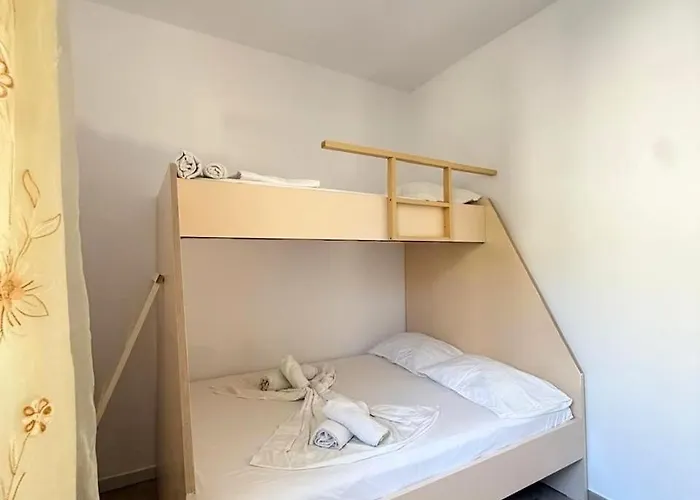 Casa vacanze Villa Joli - 3 X Spacious Houses With Yard & Parking In Central Vlore Vlorë
