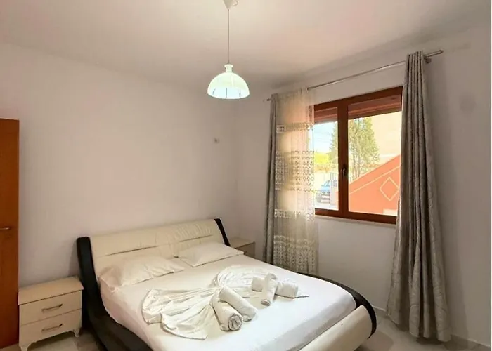 Villa Joli - 3 X Spacious Houses With Yard & Parking In Central Vlore *