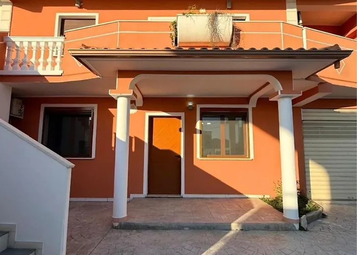 Villa Joli - 3 X Spacious Houses With Yard & Parking In Central Vlore Casa vacanze