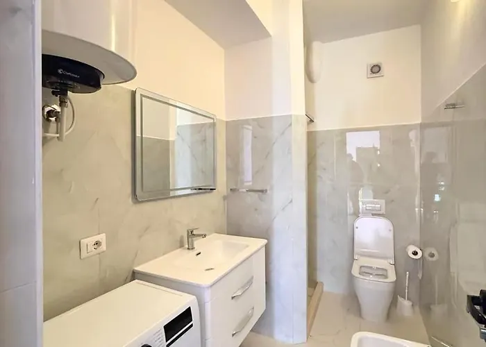 Casa vacanze Villa Joli - 3 X Spacious Houses With Yard & Parking In Central Vlore *