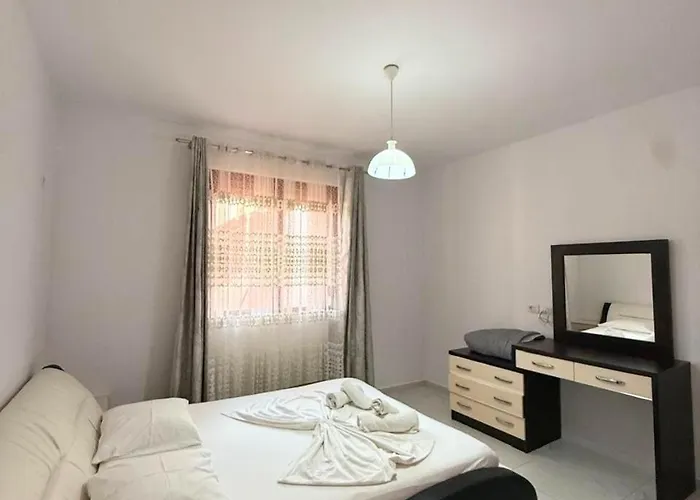Villa Joli - 3 X Spacious Houses With Yard & Parking In Central Vlore Casa vacanze Vlorë
