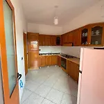 Сasa de vacaciones Villa Joli - 3 X Spacious Houses With Yard & Parking In Central Vlore Vlorë