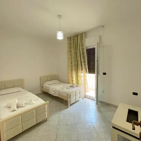 Ferienhaus Joli - Spacious With Yard & Parking In