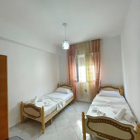 Joli - Spacious With Yard & Parking In Vlorë