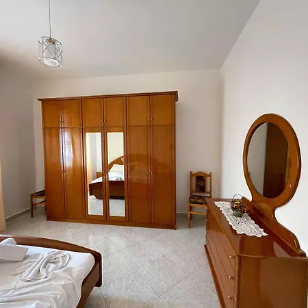 Joli - Spacious With Yard & Parking In * Vlorë