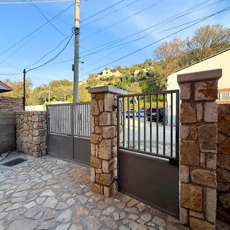 Joli - Spacious With Yard & Parking In * Vlorë