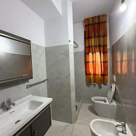 بيت للعطل Joli - Spacious With Yard & Parking In *