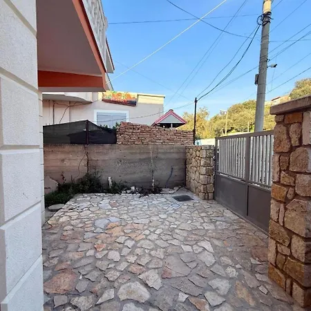 Joli - Spacious With Yard & Parking In فلورا