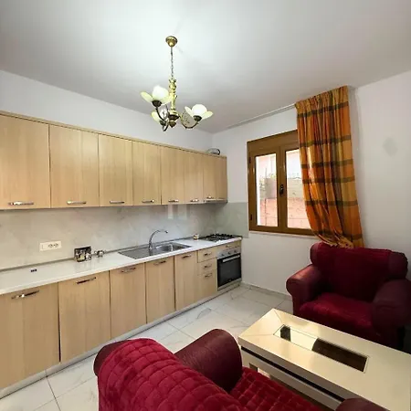 Joli - Spacious With Yard & Parking In * Vlorë