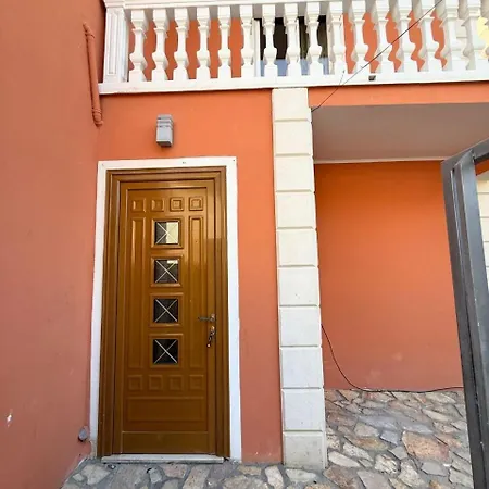 Joli - Spacious With Yard & Parking In Ferienhaus