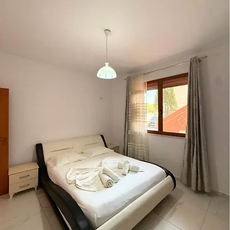 Joli - Spacious With Yard & Parking In *