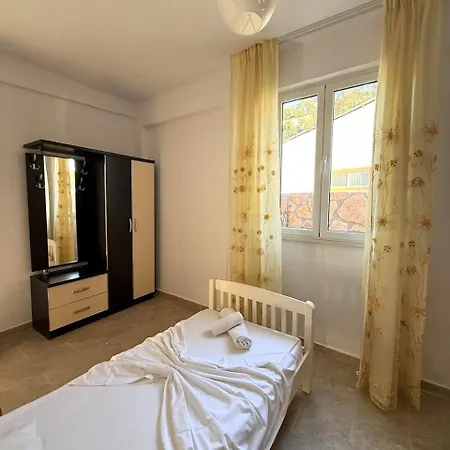 Joli - Spacious With Yard & Parking In فلورا