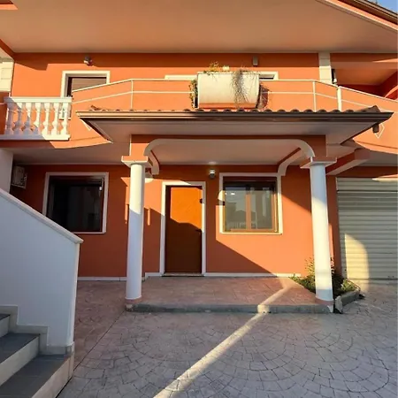 Joli - Spacious With Yard & Parking In Hébergement de vacances