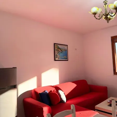 Joli - Spacious With Yard & Parking In Vakantiehuis *