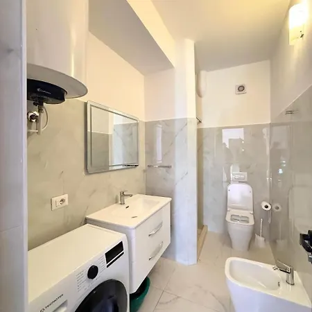 Vakantiehuis Joli - Spacious With Yard & Parking In *