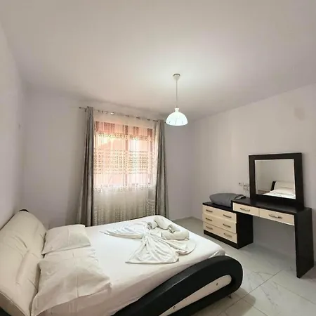 Joli - Spacious With Yard & Parking In Hébergement de vacances Vlorë