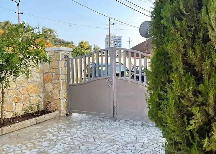 Villa Joli - 3 X Spacious Houses With Yard & Parking In Central Vlore