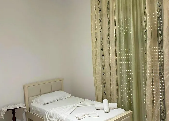 Hébergement de vacances Joli - 120sqm - 3 Bedroom - 2 Baths House With Yard & Parking In *