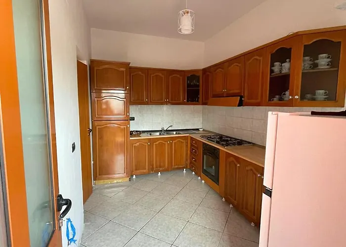 Hébergement de vacances Joli - 120sqm - 3 Bedroom - 2 Baths House With Yard & Parking In Vlorë