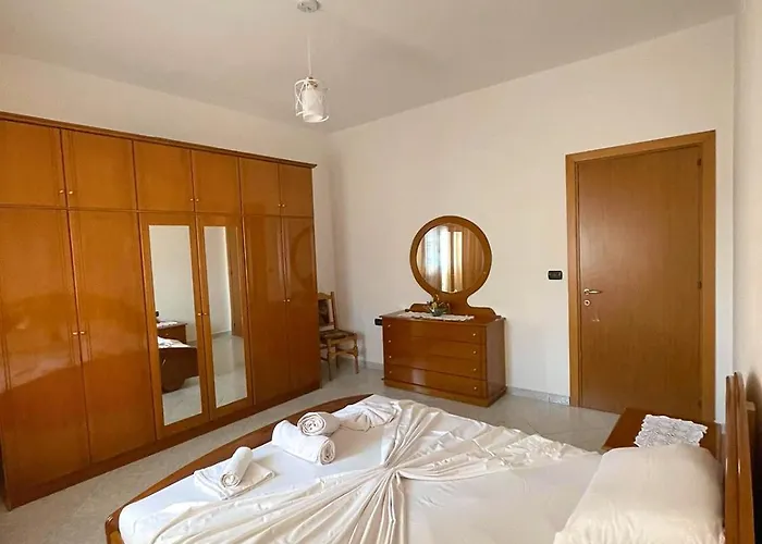 Villa Joli - 3 X Spacious Houses With Yard & Parking In Central Vlore Vlore