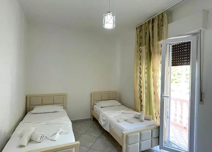 Hébergement de vacances Joli - 120sqm - 3 Bedroom - 2 Baths House With Yard & Parking In *